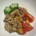 納豆 ( トマト オクラ ごま 鰹節 ごま油 )